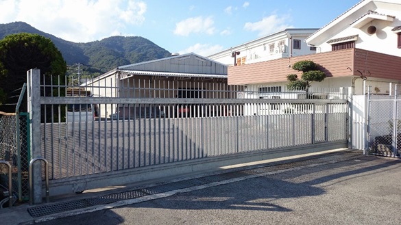 片引き式大型電動門扉　設置事例2